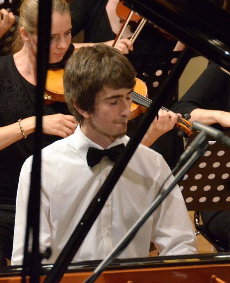 Stefan Mikic vertiefte sich in Schumanns Klavierkonzert...