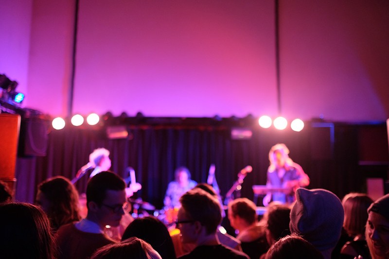 Volles Haus beim Gratis Neujahrskonzert mit Montague in der Spielboden Kantine