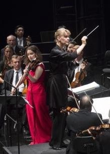 Die Geigerin Patricia Kopatchinskaja und die Wiener Symphoniker unter der Leitung von Susanna Mälkki stellten Otto M. Zykans Violinkonzert in den Mittelpunkt. Mit derartigen Ereignissen werden Festspiele zu dem, was ihr Name verspricht.