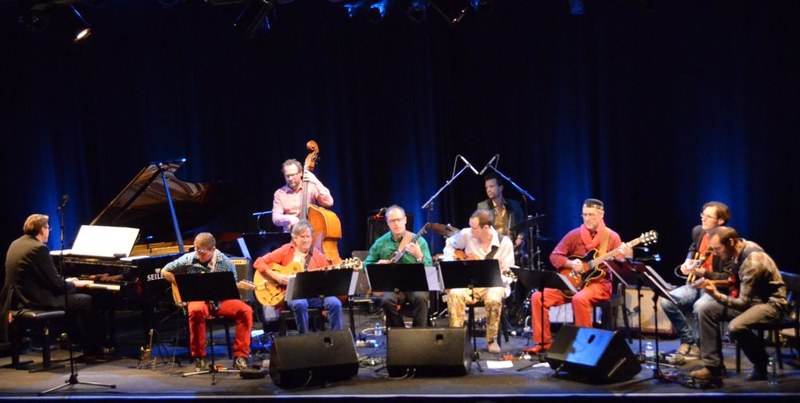 Das „CIA Seven on Six Guitar Ensemble“ mit Oliver Rath, Christian Bilgeri, Berndt Kühnel, Roger Szedalik, Michael Jörger, Markus Holzmaier, Gernot Häfele sowie Herwig Hammerl am Kontrabass, Andi Wettstein am Schlagzeug und Peter Madsen am Klavier stellte sich am Dornbirner Spielboden vor und wurde vom Publikum stürmisch gefeiert.