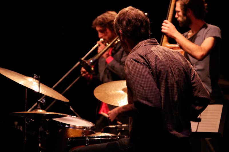 Das Johannes Lauer Trio sorgte für einen begeisternden Auftakt des "BERLIN Jazz& Curry Wurst WEEKEND" am Spielboden