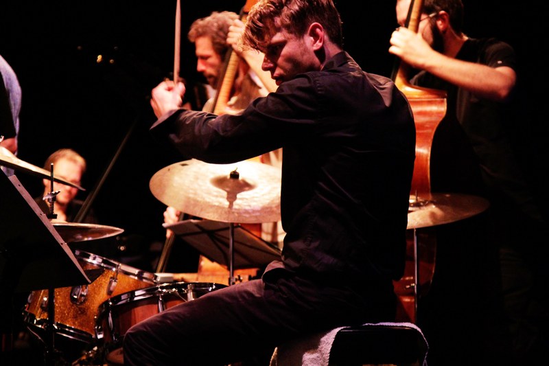 Christian Lillinger: dass er ein unglaublicher Drummer ist, weiß man, seine Qualitäten als Komponist und Bandleader stellt er nun ebenfalls unter Beweis
