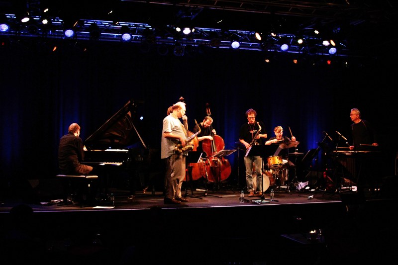 Sieben eigenwillige Avantgardisten in einem außergewöhnlichen Ensemble zusammengeschweißt - ein guter "Grund", gut zuzuhören (alle Fotos @ Johanna Baumgartner/Spielboden)