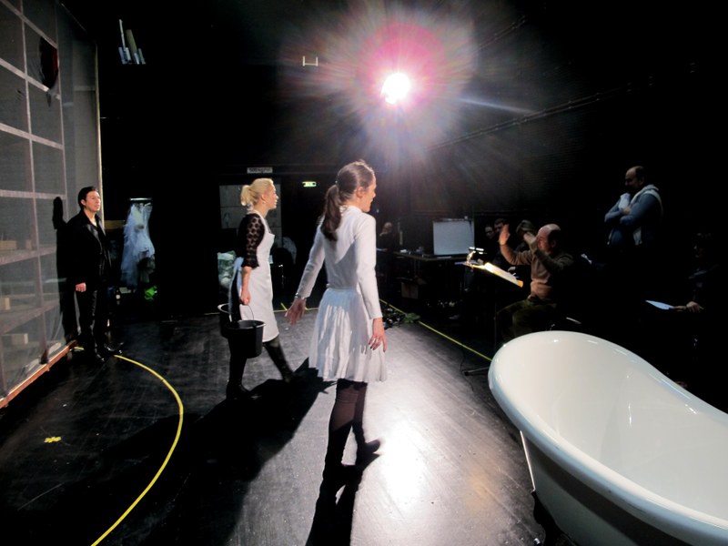 Intensive Probenatmosphäre herrscht drei Wochen vor der Premiere, v.l.n.r. Jésus Leon als Herzog, Lavinia Dames als Giovanna, Arantza Ezenarro als Gilda.