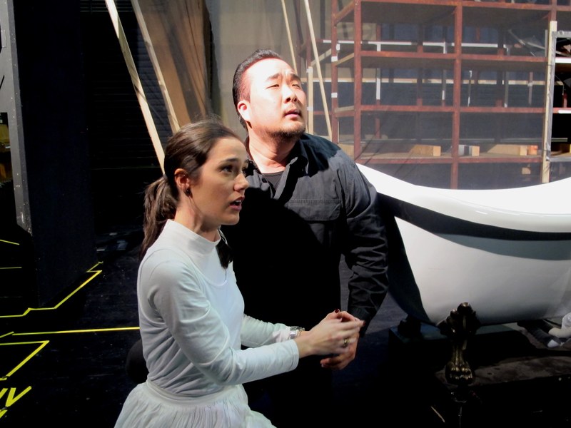 Der bucklige Narr Rigoletto und seine Tochter Gilda, die er ebenso vergöttert wie knechtet: der südkoreanische Bariton Leo An und die spanische Sopranistin Arantza Ezenarro.