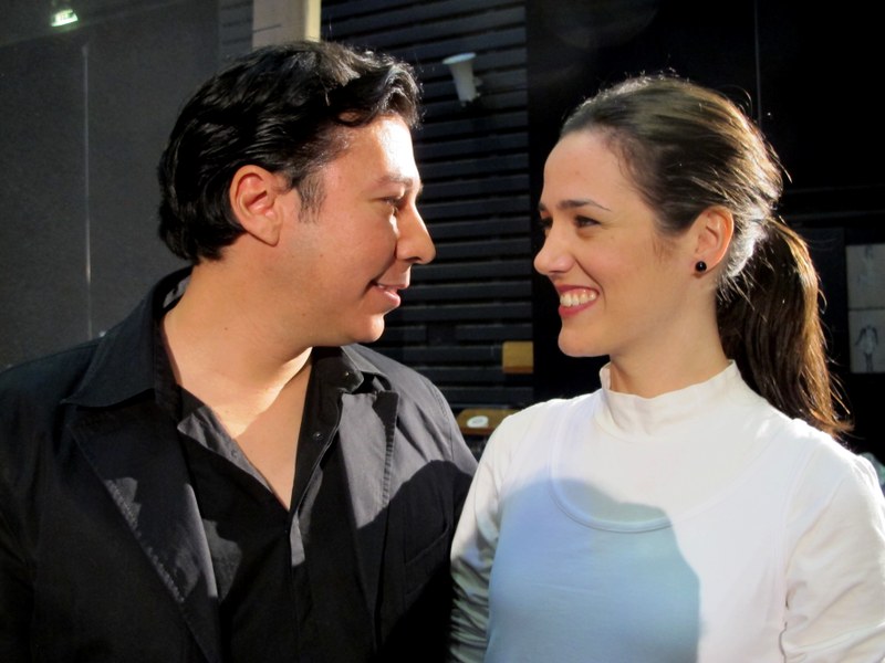 Gilda verliebt sich in den Herzog, der sich ihr gegenüber als mittelloser Student ausgibt: Arantza Ezenarro und der mexikanische Tenor Jésus Leon (Fotos: Fritz Jurmann).