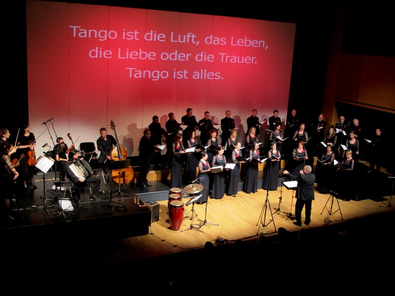 Auf der Kulturbühne AmBach matchten sich Vocale Neuburg und der Akkordeonist Goran Kovacevic mit seinem Ensemble um die Gunst der Zuhörer in Sachen Tango (Fotos: Fritz Jurmann).