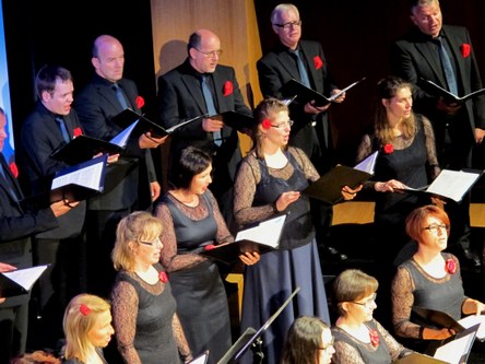 Der Chor trat ganz in Schwarz in Erscheinung, die Damen stilgerecht mit roter Rose im Haar oder am Kleid, die Herren immerhin mit rotem Stecktuch.
