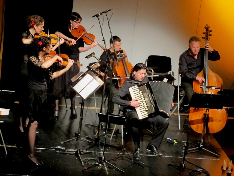 Der Akkordeonist Goran Kovacevic ist förmlich mit seinem Instrument verwachsen, sein neues junges „Quinteto Nuevo del Arco“ zeigt in der Begleitung ungemeines Feeling.
