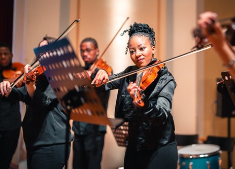 Musiker:innen aus Südafrika und Kolumbien prägen den besonderen Charakter des Pforte Kammerorchesters Plus. (Foto: Aron Polcsik)