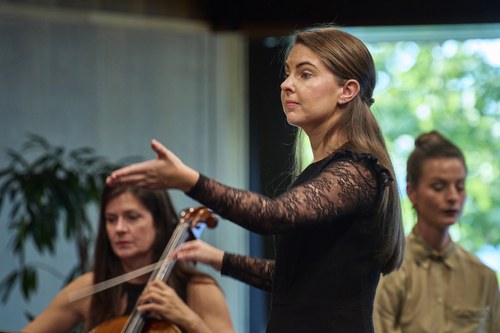 Karen Ní Bhroin leitete die Ensemblemusiker:innen souverän und mit prägnanter Gestik.