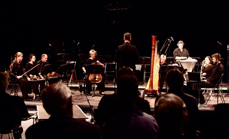 Das Ensemble Plus zeigte seine Vielseitigkeit mit beeindruckenden Werkdeutungen (Foto: Angelika Speyers)