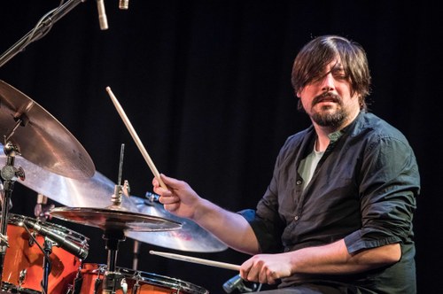Drummer Niki Dolp versteht es, im sensiblen Spiel auch knallharte Akzente zu setzen