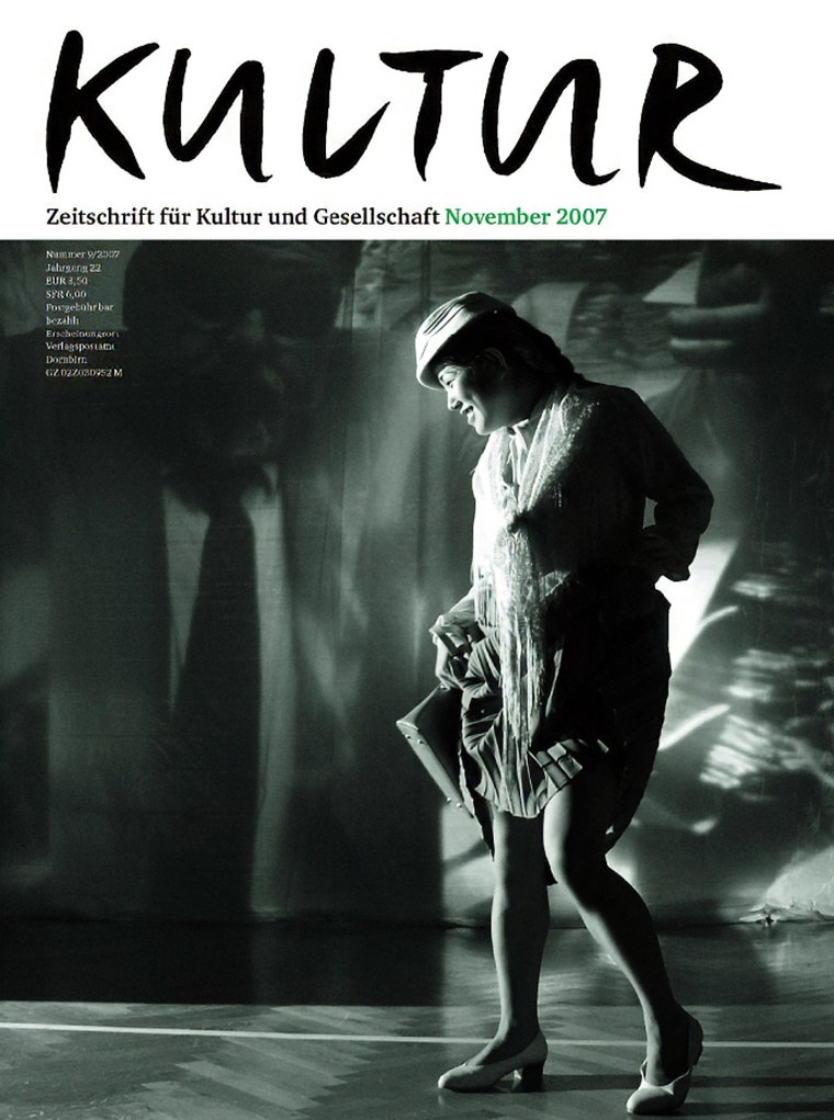 In den 2000er Jahren wurden Produktionen der darstellenden Kunst noch von der kritischen Berichterstattung „verschont“, waren aber regelmäßig Teil der ausführlichen Vorberichterstattung. Hier auf der Titelseite im neuen Layout (seit Mai 2004 zweifarbig): die Tänzerin Yukie Koji in der Produktion „Franz Kafka. Der Process“ von walktanztheater.com (Foto: Marc Altmann).