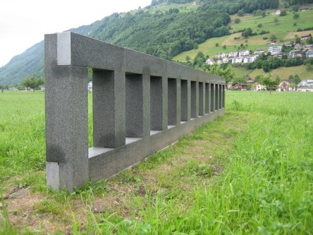 O.T. - vielteilige Granitformation von Herbert Meusburger in Ennetbürgen bei Luzern, 2006