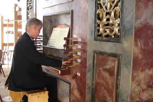 Der international tätige Organist Bruno Oberhammer ist Gründer und bis heute Kurator dieser Reihe mit vier Konzerten jährlich. (Foto Martin Oberhammer)