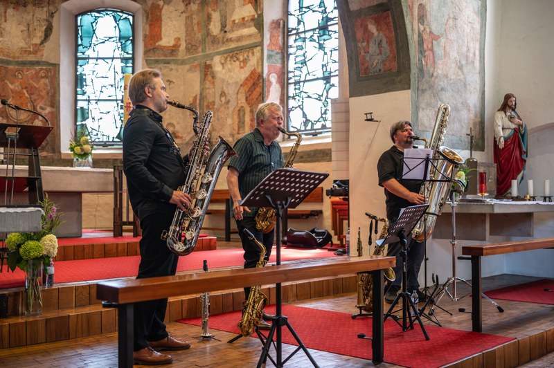 3. Tag: Das Littorina Saxophone Trio mit Mikko Innanen, Fredrik Ljungkvist und Liudas Mockūnas erfüllte die Kirche in Reuthe mit gleichermaßen virtuosen wie außergewöhnlichen Tönen ... (Foto: Stefan Hauer)