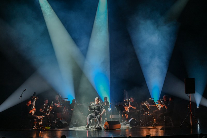 Nicholas Ofczarek und Franui auf der Bühne des Festspielhauses (Foto: Lilli Löbl)
