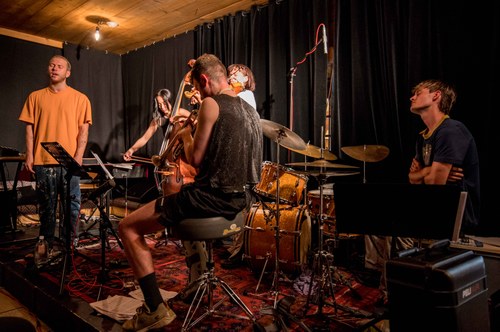 Immerweiter nennt Pianist Julius Windisch seine Band und überraschte mit einer Gesangseinlage (Foto: Stefan Hauer)