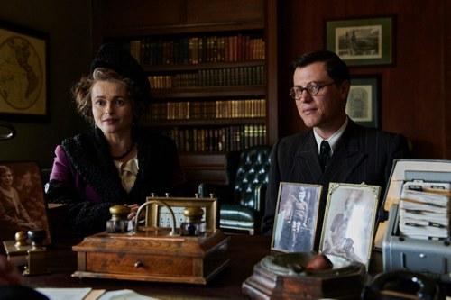 Helena Bonham Carter und Johnny Flynn als junger Winton kämpfen gegen die britische Bürokratie. (Foto: SquareOne Entertainment)
