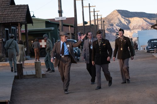 „Baut ihm eine Stadt!": Leslie Groves (Matt Damon) stampft Los Alamos aus der Wüste.