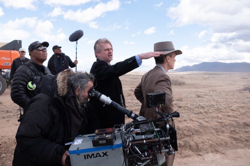 Kinomagier mit nahezu missionarischem Eifer: Christopher Nolan (mi.) und seine IMAX-Kamera. 