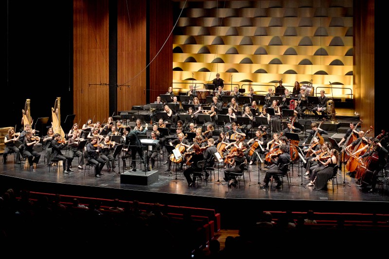 Aus zahlreichen Interessenten wurden 80 junge Musiker:Innen aus der Region und weiteren Ländern im Rahmen einer Orchesterakademie zu einem  Klangkörper vereint, der sich am Sonntag in einer gut besuchten Matinee im Festspielhaus präsentierte. (alle Fotos: Bregenzer Festspiele/Anja Köhler)