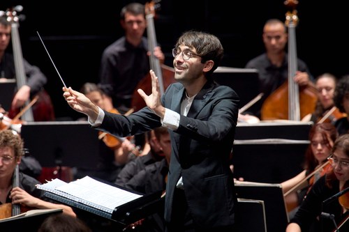Als Dirigent fungierte der 40-jährige israelische Orchesterleiter Daniel Cohen, der das Orchester in einer Woche auf seine Aufgaben vorbereitete und auch das Konzert dirigierte.