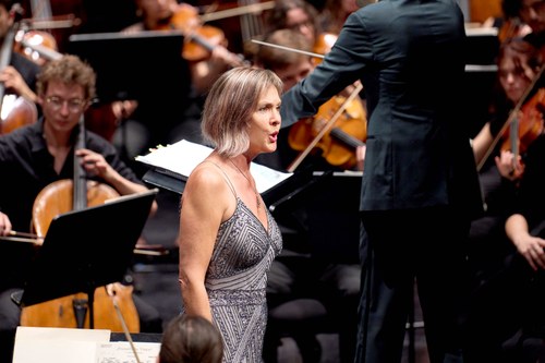 Gefeierter Stargast war die deutsche Sopranistin Marlis Petersen, die neben Orchesterliedern von Richard Strauss auch den Monolog der Marschallin aus seinem „Rosenkavalier“ sang.