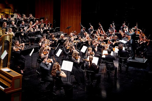 Umjubelter Schlusspunkt der Sonntagsmatinee war Béla Bartóks Konzert für Orchester, ein gefürchtetes und geliebtes Orchesterporträt, das alle Orchestergruppen virtuos mit einbezieht.