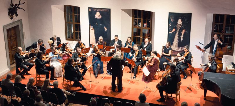 Werner Bärtschi leitet das Kammerorchester Arpeggione im Rittersaal des Palastes Hohenems. (Foto: Carmen Wagner)