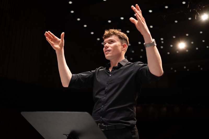 Der richtige Mann am richtigen Ort: Chorleiter Jakob Peböck. (Foto: Michaela Mathis)