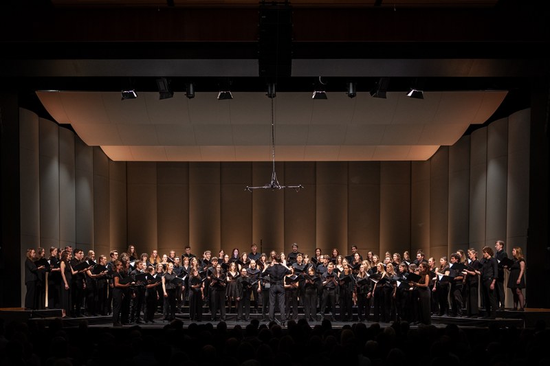Der Landesjugendchor Voices auf der Bühne des Montforthauses. (Foto: Michaela Mathis)