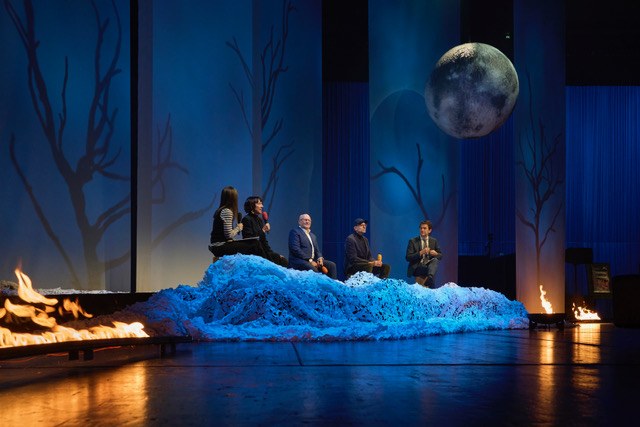 Die neue Pressesprecherin Babette Karner, Intendantin Elisabeth Sobotka, Präsident Hans-Peter Metzler, Regisseur Philipp Stölzl und der Kaufmännische Leiter Michael Diem präsentieren das Festspielprogramm 2024. (Foto: Anja Köhler) 