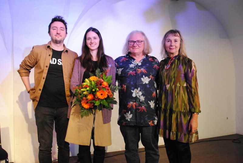 Die letztjährigen Preisträgerer:innen Philipp Hauser, Ann Kathrin Ast und Armin Steinberger mit Erika Kronabitter, Initiatorin und Organisatorin des Feldkircher Lyrikpreises. (Foto: Sabine Benzer)