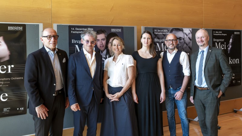 Pressekonferenz Meisterkonzerte: v. l. n. r.: Michael Rauth (Stadtrat für Kultur), Marcus Nigsch (Komponist), Judith Reichart (Leitung Kulturservice Bregenz), Julia Scheurle (Musikpädagogin und Musikvermittlerin), Bürgermeister Michael Ritsch, Johannes Böhler (Schoellerbank) (© Stadt Bregenz)
