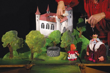 Gespielt wird aus einem großen alten Schrankkoffer, aus dem sich nach und nach das Schloss der Prinzessin entfaltet. (Foto: Theater Trittbrettl)
