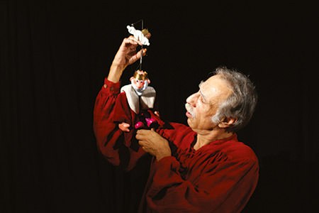 Beim Theater Trittbrettl werden die Puppen nicht hinter einer Bühne versteckt, sondern begegnen den Schauspieler:innen und auch dem Publikum unmittelbar. (Foto: Theater Trittbrettl)