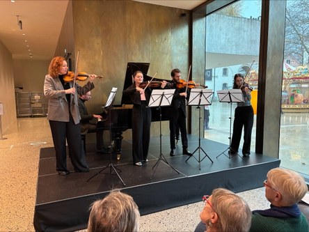 Musik am Mittag im vorarlberg museum in Bregenz: Sophie Heinrich mit ihren Studenten auf der Bühne (Foto: Daniel Furxer)