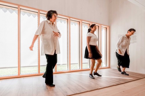Im neuen Bezau Museum gab Manuela Schuster (ganz rechts) einen kleinen Einblick in ihren Tap Dance Workshop (Foto: Stefan Hauer)