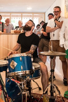 ... die ihr Sohn Valentin, der heuer als Nothelfer einsprang und erstmals an Alfred Vogels Seite das Festival mitorganisierte, für sie geschrieben hatte (Foto: Stefan Hauer)