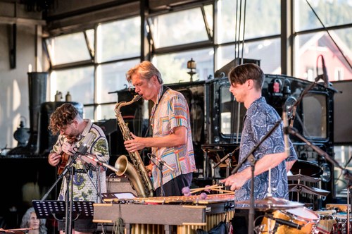 Velvet Revolution nennt Saxophonist Daniel Erdmann sein kongeniales Trio mit Geiger Théo Ceccaldi und Vibraphonist Jim Hart (Foto: Stefan Hauer)