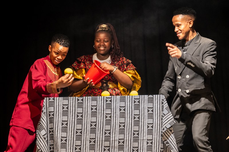 v.l.n.r.: Zauberkünstler:innen Sibabalwe Khwezi, Lithemba Mti und Sinalo Mtwana begeisterten mit ihrer Show. (Foto: Daniel Furxer)