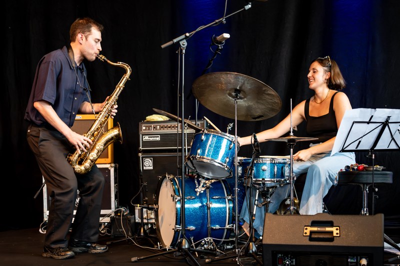Zwei Drittel des Jonathan Reisin Trios: Der in den USA lebende israelische Saxophonist und die italienische Drummerin Francesca Rimigi begeisterten mit einem diffizilen Mix aus Komposition und Improvisation, Einfachheit und Komplexität ... (Foto: Stefan Hauer)