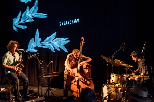 Das portugiesische Trio Bode Wilson präsentierte seine meditativen, aber durchaus spannenden Klangreisen um interessante visuelle Komponenten erweitert ...