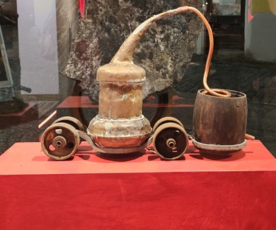 Roland Adlassnigg, Fahrbare Destille, Stahl, Kupfer, Holz