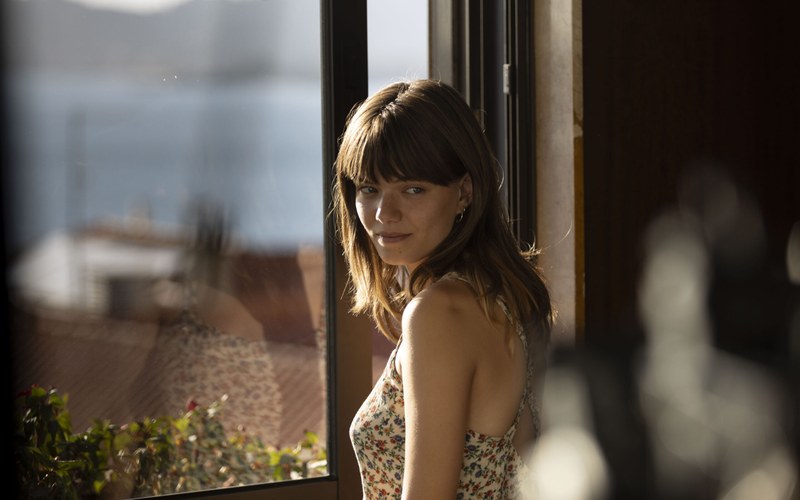 Die Reise in die Vergangenheit endet für Marina in der Gegenwart. (Foto: Elastica Films)