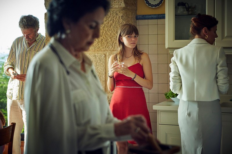 Außenseiterin im roten Kleid: Marina (Llúcia Garcia Torras) zwischen Großmutter, Tante und Onkel. (Foto: Elastica Films)