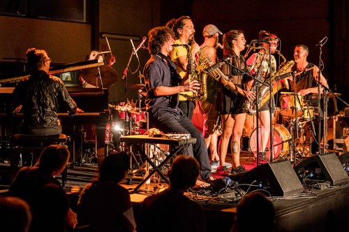 ... feierte als eine Art frei improvisierende Festival-All-Star-Band die wundervolle Tatsache, dass der im Jänner schwer erkrankte Alfred Vogel beim Konzert mitspielen konnte ... (Foto: Stefan Hauer)