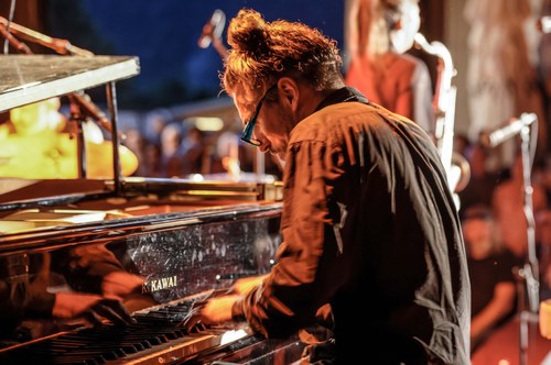 Das maßgeblich von Pianist Leo Genovese initiierte Bezau Beatz Orchestra of Good Hope ...  (Foto: Stefan Hauer)
